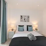 Premium 2-Bedroom Flat With Lift & Private Balcony In Clerkenwell, Barbican