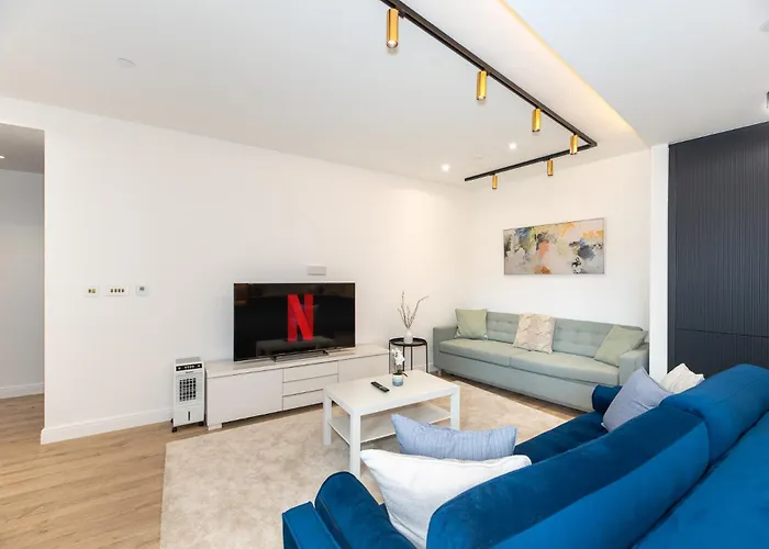 Premium 2-Bedroom Flat With Lift & Private Balcony In Clerkenwell, Barbican