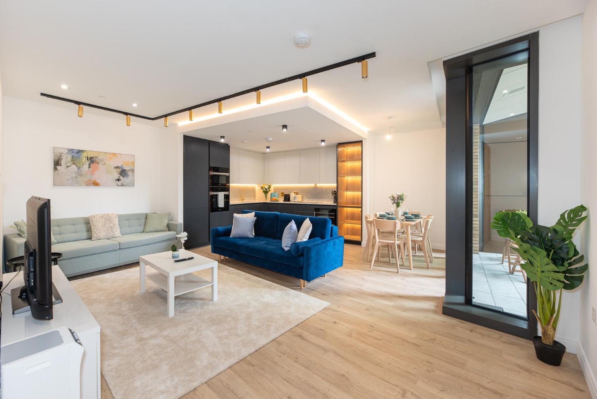 Premium 2-bedroom Flat With Lift & Private Balcony In Clerkenwell, Barbican *