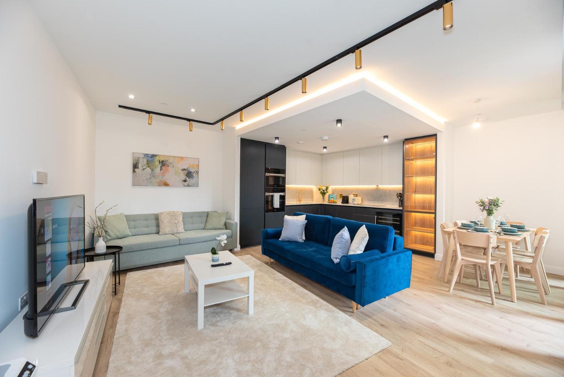 Premium 2-bedroom Flat With Lift & Private Balcony In Clerkenwell, Barbican *