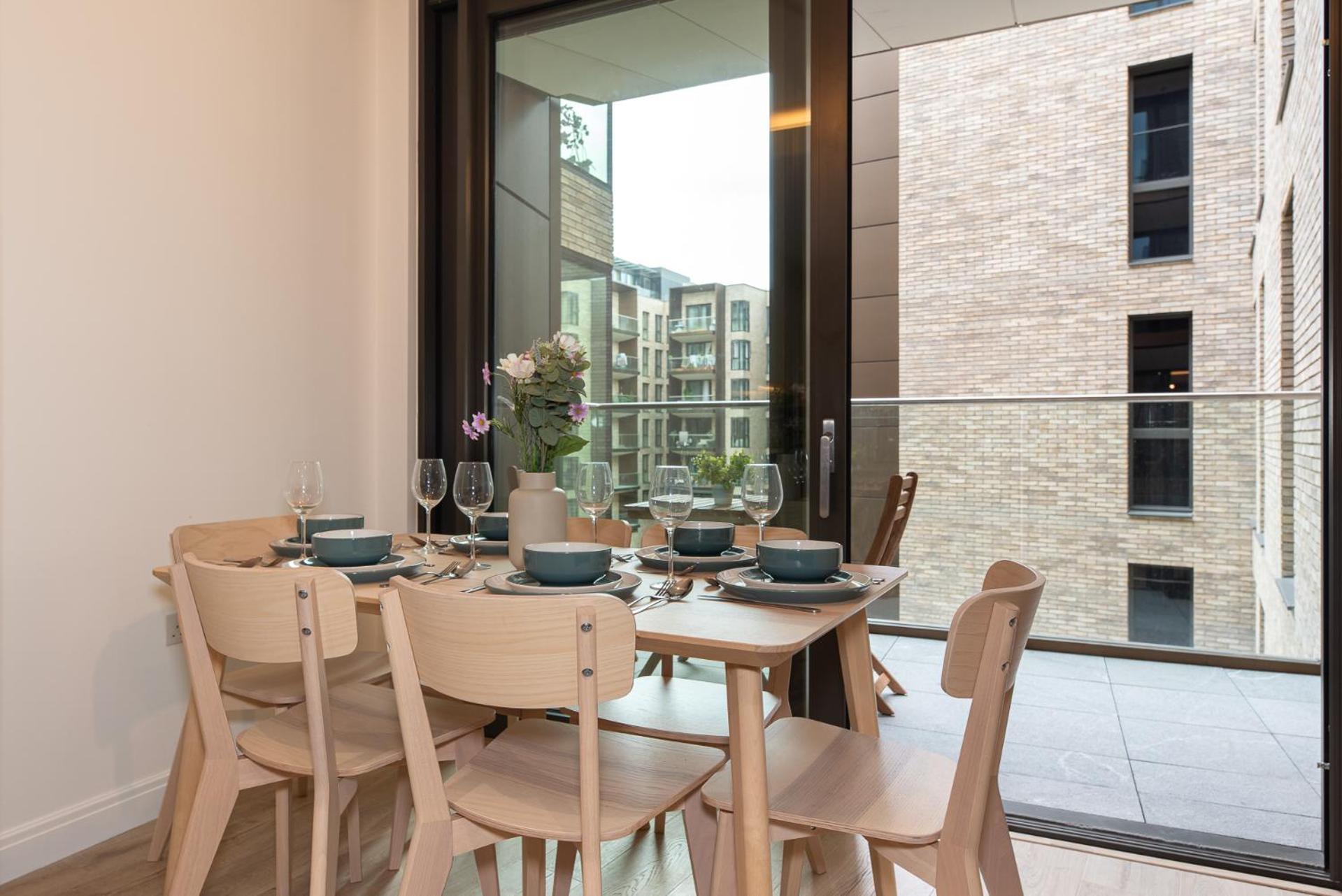 Premium 2-bedroom Flat With Lift & Private Balcony In Clerkenwell, Barbican *