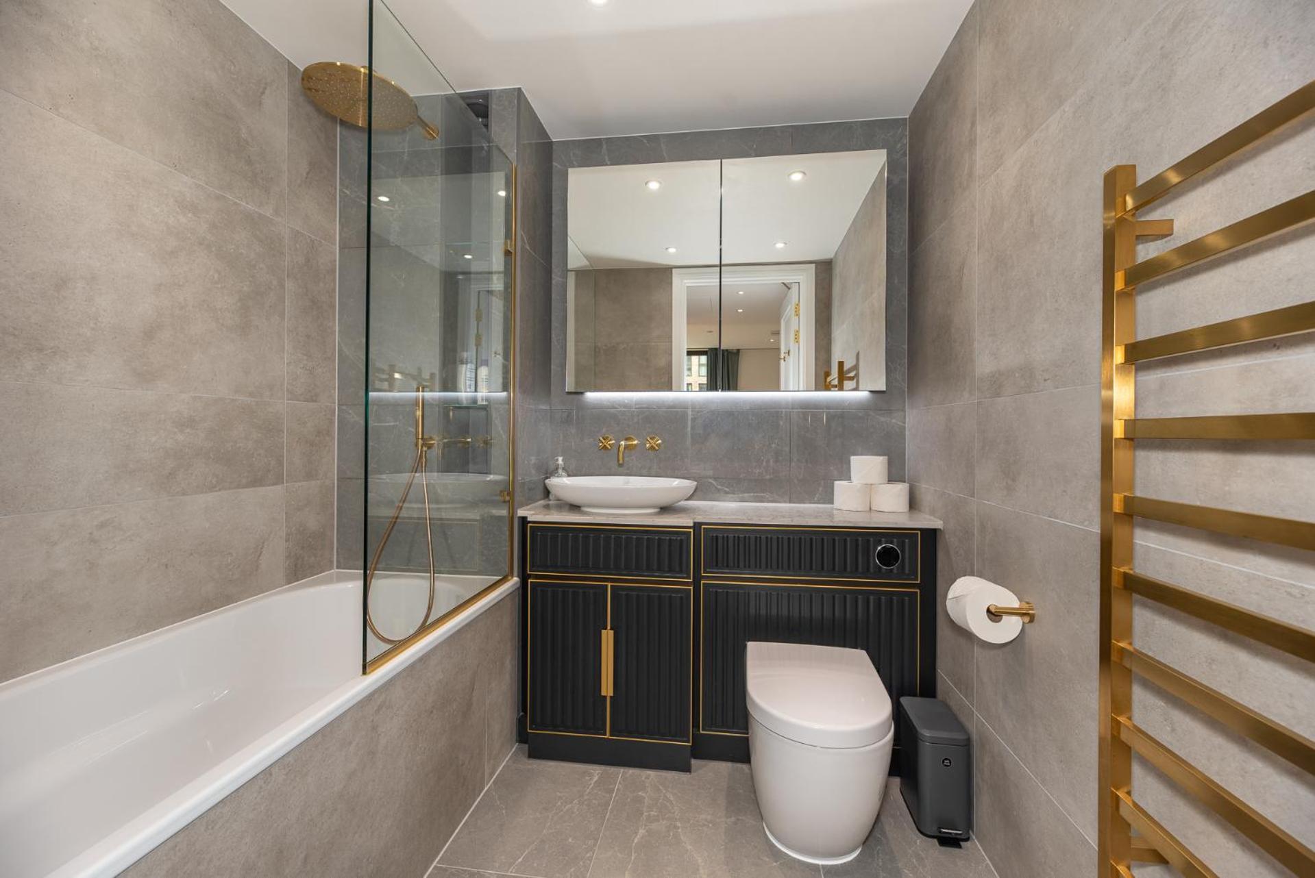 Premium 2-bedroom Flat With Lift & Private Balcony In Clerkenwell, Barbican