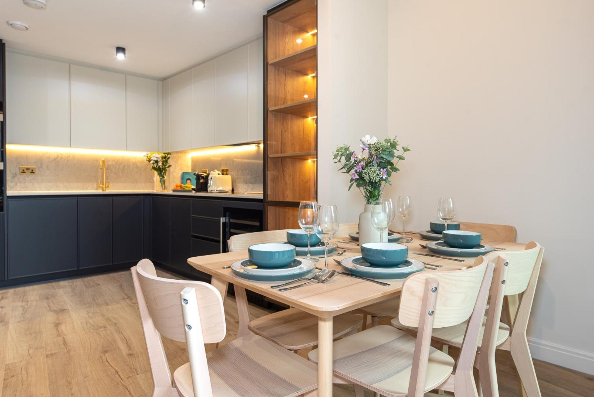 Premium 2-bedroom Flat With Lift & Private Balcony In Clerkenwell, Barbican