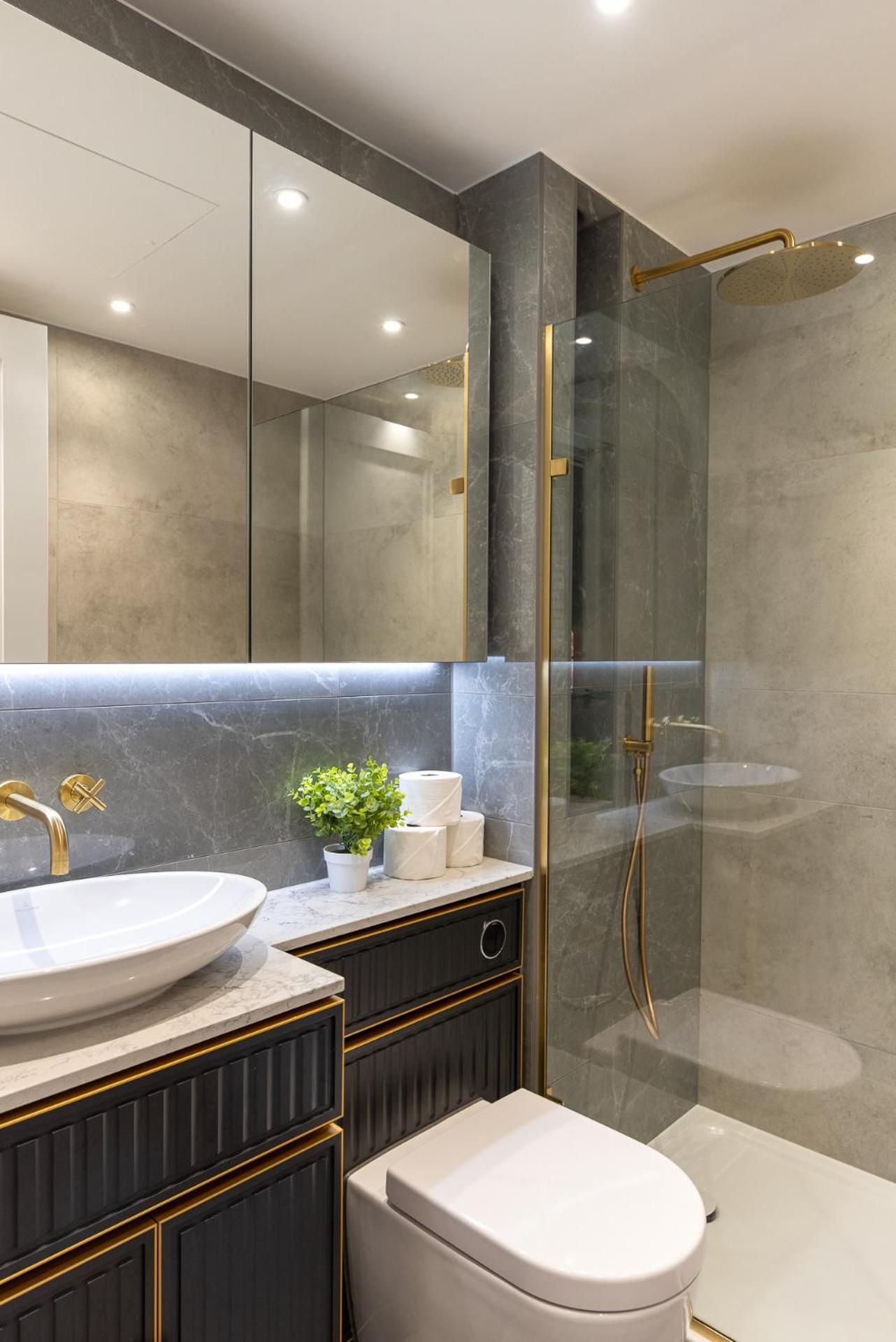 Premium 2-bedroom Flat With Lift & Private Balcony In Clerkenwell, Barbican *