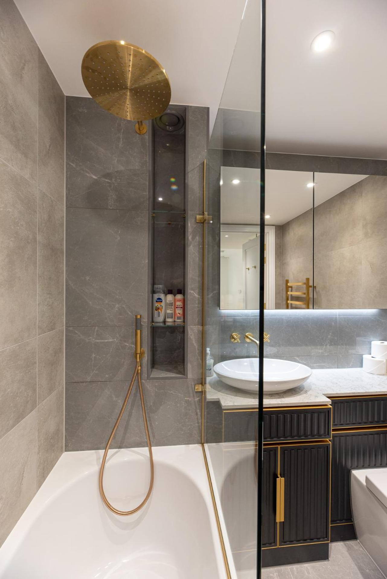 Premium 2-bedroom Flat With Lift & Private Balcony In Clerkenwell, Barbican