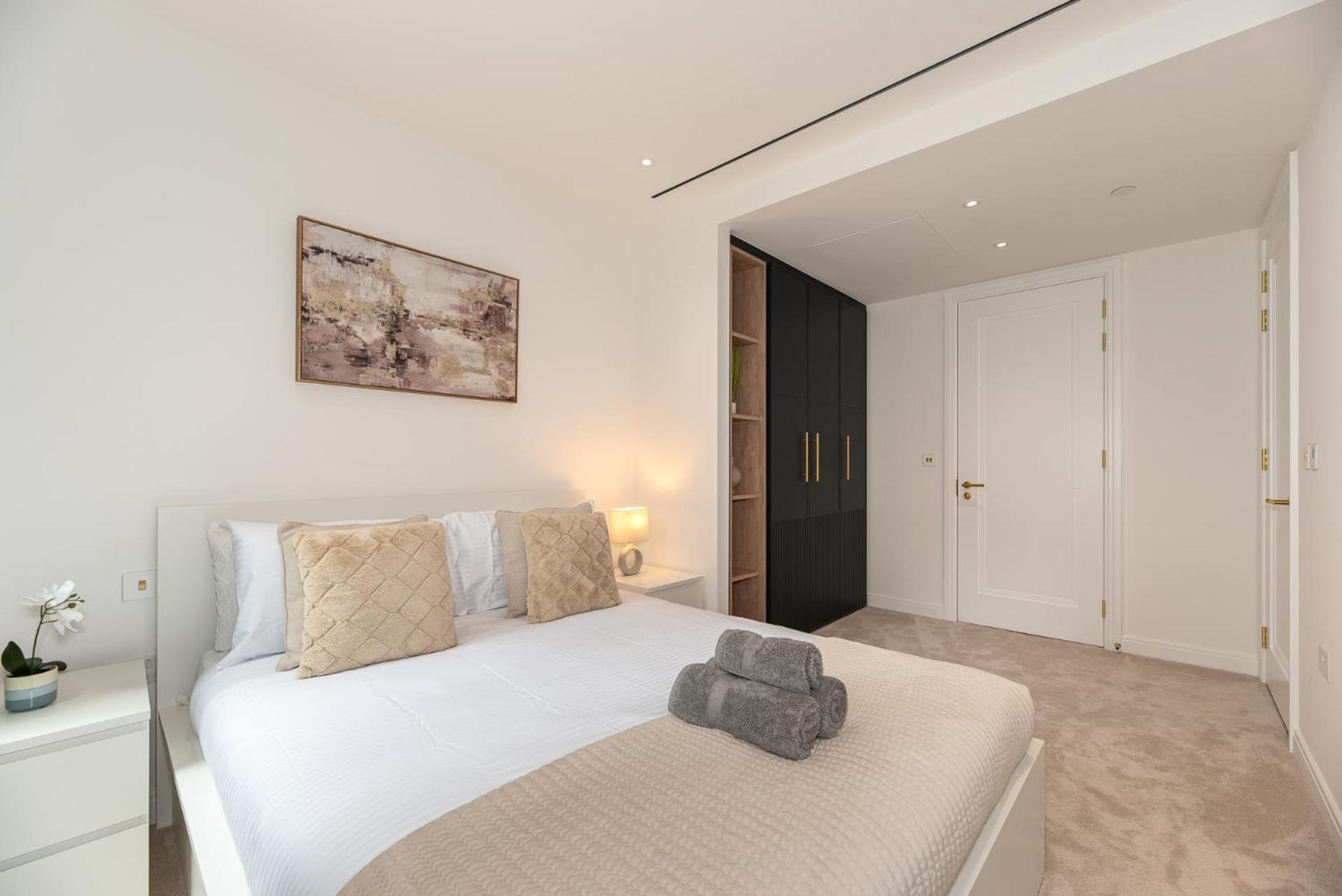Premium 2-bedroom Flat With Lift & Private Balcony In Farringdon, *