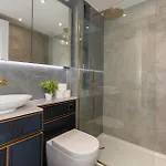 Premium 2-Bedroom Flat With Lift & Private Balcony In Farringdon, London