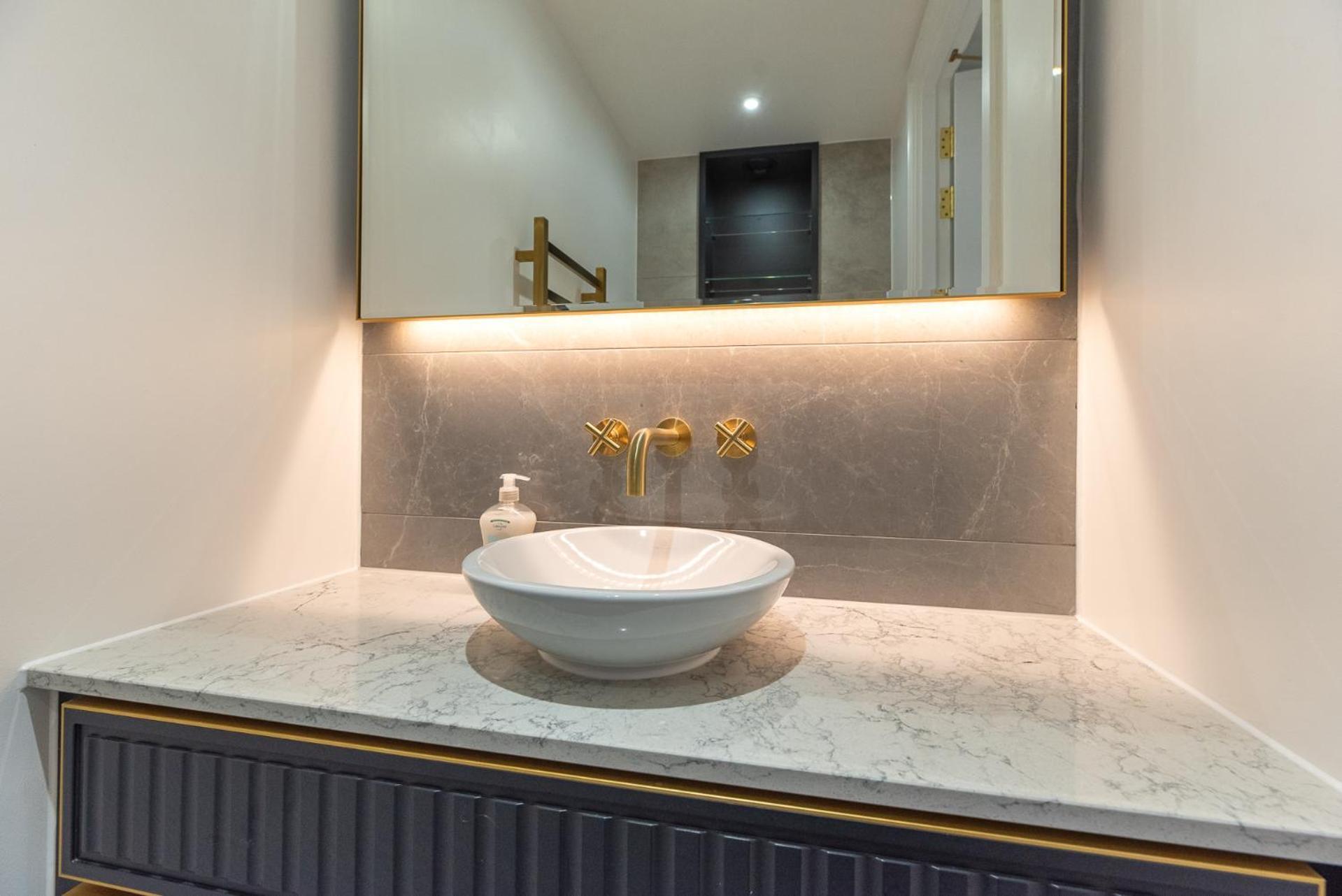 Premium 2-bedroom Flat With Lift & Private Balcony In Clerkenwell, Barbican Apartment *