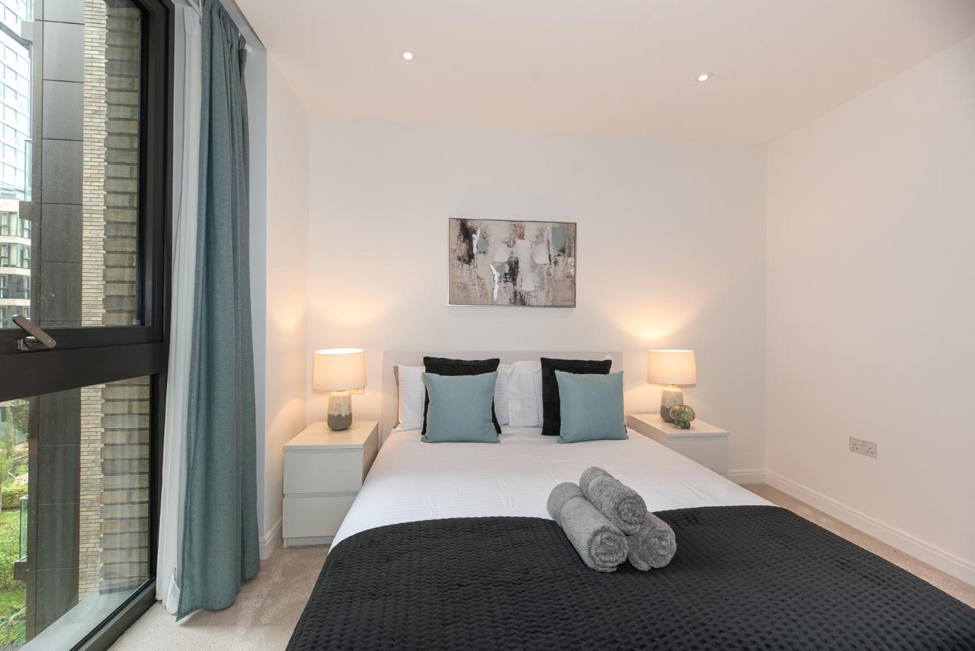 Premium 2-bedroom Flat With Lift & Private Balcony In Farringdon, *