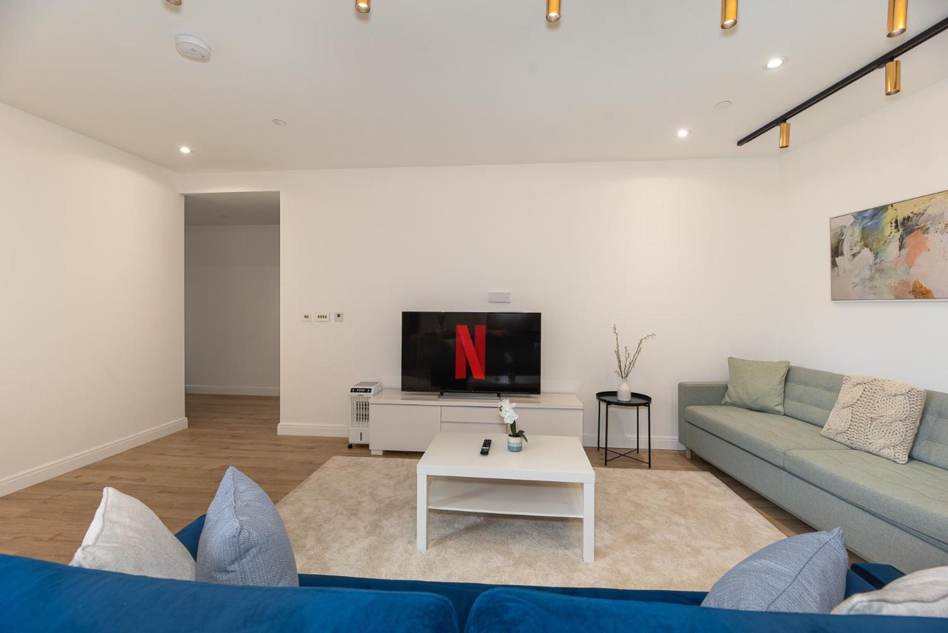 Premium 2-bedroom Flat With Lift & Private Balcony In Farringdon, Londres
