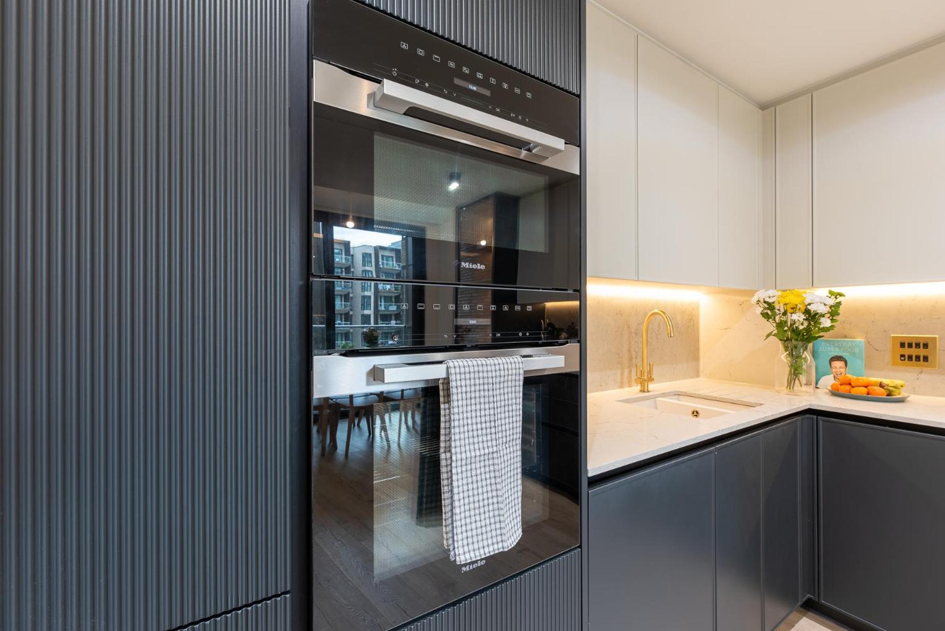 Premium 2-bedroom Flat With Lift & Private Balcony In Farringdon,